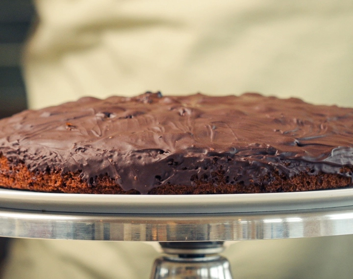 Cannabis space cake caseiro finalizado com chocolate negro derretido, servido como uma sobremesa edible clássica